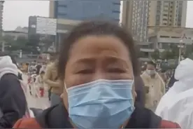 暖新闻丨核酸检测现场，做了手术的遵义大妈拄着双拐就来了图片