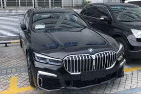 花112万落地的宝马740，对标奔驰夜景内饰，宝马车主直摇头图片