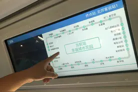 360°驾驶辅助系统、电子报站显示屏……乌鲁木齐306路公交车多项高科技加持图片