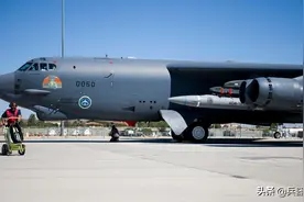 B-52轰炸机首次同时带两枚战略导弹：射程900公里，速度20马赫图片