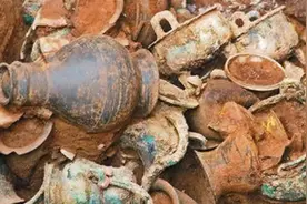 河南老农在自家房子下挖出铜罐，上报国家获50元奖励，今价值30亿图片