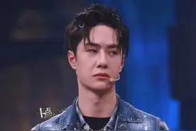 穿“假两件”裤子被批猥琐，生图被质疑颜值造假，王一博太难了图片