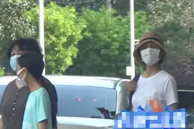 袁泉母女罕见同框，吃街边小店接地气，11岁夏哈哈吃饭不忘写作业图片