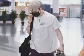 够生猛！王嘉尔安检超重喝掉一大半水，上演现实版《人在囧途》图片