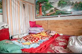 “酿皮夫妻”妻子被烧伤，住院85天后，因经济陷入困境无奈出院图片