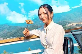 长腿美女Clara晒照赏优美风景，秀招牌窈窕曲线图片