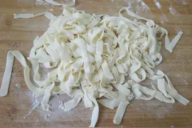 河南手工捞面条，面条劲道爽滑，配上蒜汁荆芥，连吃两碗太过瘾了图片