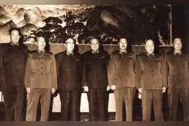 1949年仅是兵团政委的罗瑞卿，为何能授予大将，主席：他让人放心图片