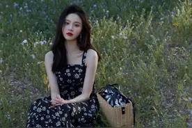 张慧雯美出新高度，碎花裙搭配帆布鞋，一不小心美得冒泡图片