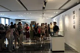 「万有」从传世典籍到当代艺术展开幕 牛顿拿破仑等签名的珍贵典籍在西安SKP展出图片
