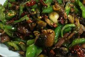 用三种辣椒来干煸黄鳝，全程不加一滴水，麻辣鲜香营养丰富图片
