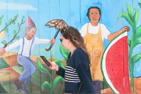 双语——画壁画（Painting a Mural）图片