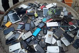 有人走街串巷“回收旧手机”，用盆换手机，回收手机又有什么用呢图片