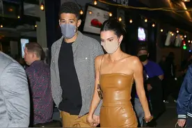 肯豆学金卡戴珊？穿紧身乳胶衣出街超吸睛，和男友牵手亮相真般配图片