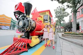 上海欢乐谷环园小火车今首发 复刻18世纪的蒸汽火车造型图片