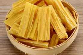 泡腐竹，别直接用清水泡，牢记3技巧，10分钟泡发，软嫩无白芯图片