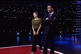 金晨曾惨遭朱军"咸猪手"？在节目中被要求劈叉趴下，还被摸臀部图片