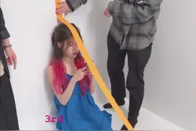IU李知恩ins更新！蓝色连衣裙搭配渐变粉发型，气质灵动鬼马十足图片