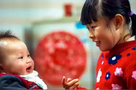 “要二胎”和“不要二胎”的家庭，20年后的生活，差距一目了然图片