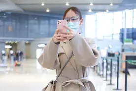 陈乔恩戴金边眼镜温柔知性 调皮和粉丝对拍图片