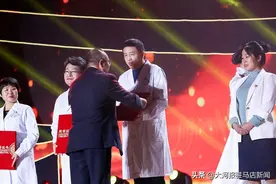 万人众中一握手，从此衣袖三年香，与人民英雄张定宇握手后，汝南县医护人员这样反应图片