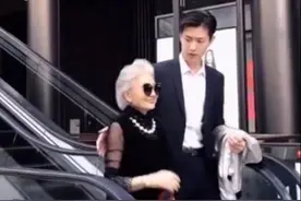 祖孙俩逛街，气质奶奶成整条街焦点，若不是白发，两人就像恋人图片