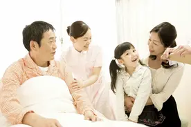 生产回来后，发现满屋都是人，岳母发脾气，女婿：都是咱家人图片