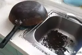 锅底长黑垢又厚又脏撒点“它”黑垢轻松除锅底锃亮如新图片