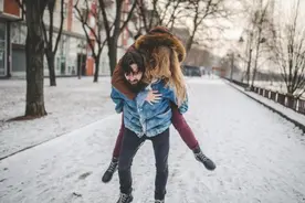 做了10年的小三，她最后醒悟：“走到结婚，也依旧是一场空”图片