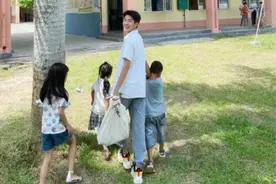 当代年轻人的选择，22岁广西小伙回村当老师，却因长得帅被骂炒作图片