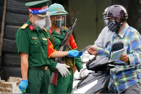 越军带枪管控胡志明街头，一支部队居然有三型步枪，五十年没换装图片