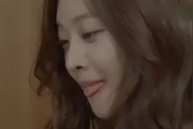 美女真是吃货，把一个鸡爪塞嘴里竟吐出个完整的鸡爪骨头，佩服