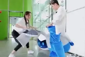 刘宪华人设崩塌！节目中对热巴做出不雅举动，30岁都不懂男女有别