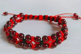 石榴石串珠手链 搭配绳编蝴蝶结 少女心爆棚 戴出与众不同的时尚视频封面