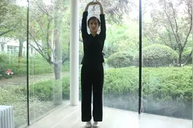 每天原地坚持双手举过头顶60次，锻炼肩周、拉伸脊柱，越来越瘦