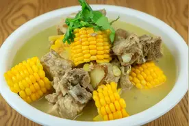 厨师长炖排骨玉米汤，汤白肉嫩，鲜香清甜，一大碗连汤带肉全吃光