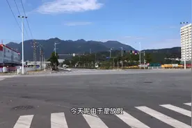 带大家看看福建宁德时代新能源，整个工厂和宿舍都被大山包围着视频封面