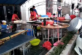 小汤圆别人是手搓圆，她们用刀切，刀切还没手搓得快呢