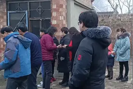 大年初一，晚辈们来给大爷大娘磕头拜年，大娘不差事压岁钱发起来视频封面