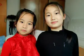 姐妹花天天睡懒觉，马上开学怎么搞啊，晚睡晚起，早上能睡到中午视频封面