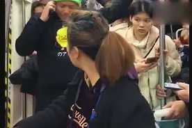 地铁偶遇一结巴男子给10086电话，这对话笑到我肚子疼，太逗了！视频封面