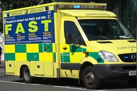 英国奔驰救护车紧急出动 进行中风识别宣传