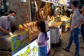 夜拍东莞南城地摊一条街，买东西的人接踵摩肩，热闹非凡视频封面