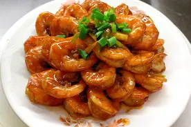 厨师分享“红烧大虾”的做法，虾肉即入味又不老主要是这一步！