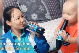 中国女孩拿茄子当可乐哄弟弟，国际网友看了直呼：太可爱了。视频封面