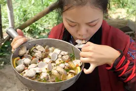 女侠秘制泡椒柠檬花甲，一人做了一大瓢，又酸又辣真过瘾
