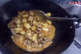 白萝卜不炖汤更好吃～拿来红烧排骨超入味，一周吃三次冬天不怕冷