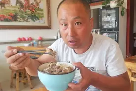 这是陕西最好吃的羊肉，藏着陕北一个小镇，肉嫩汤鲜，吃完喝砖茶