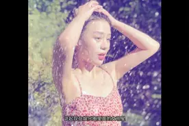 31岁马思纯为凸显少女感，穿波点裙拿水管浇自己，真不怕感冒吗？视频封面