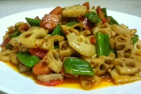 家常小炒豆角藕片，爽脆清香，营养美味，是非常好吃的下饭菜